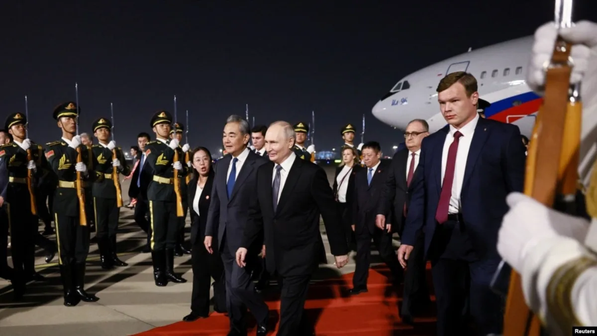 პუტინი ორდღიანი ვიზიტით პეკინში ჩავიდა — ჩინეთ-რუსეთის სტრატეგიული პარტნიორობის 30 წლისთავი