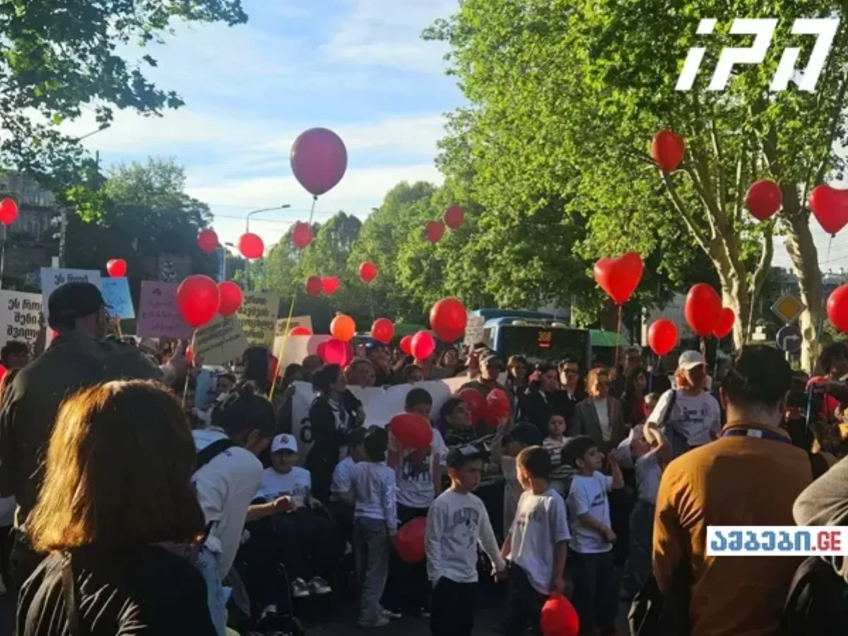 „მიეცით წამალი ბავშვებს” — დიუშენით დაავადებულთა მშობლებმა მთავრობის ადმინისტრაციამდე მარში ჩაატარეს
