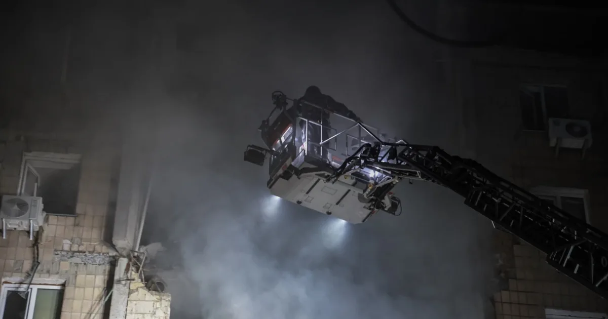 კიევში დრონი დაეჯახა მრავალსართულიან შენობას, არიან დაღუპულები