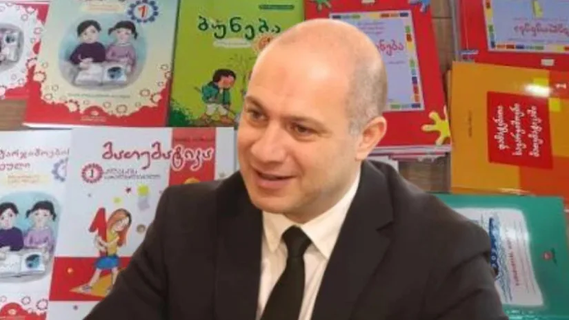 სახელმძღვანელოებში ეროვნული ღირებულებები იქნება წარმოჩენილი, მაგალითად, ქიმიის ყდაზე ღვინის დაწურვა, ქართულის ერთ-ერთ ნაწილში ილია მეორის სიტყვები – „ღმერთი, სამშობლო, ადამიანი“