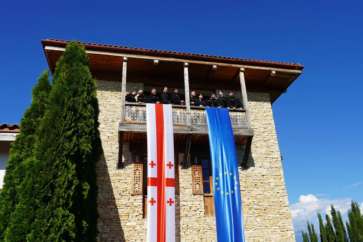 ევროკავშირის წარმომადგენლობა „საქართველოს მოსახლეობის“ დახმარების პირობას დებს და აცხადებს, რომ ხელისუფლებას აღარ აფინანსებს