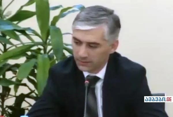 იოსებ სიგუამ, რომელსაც მისი მეუღლე ფიზიკურ ძალადობასა და მუქარაში ადანაშაულებს, თანამდებობა დატოვა