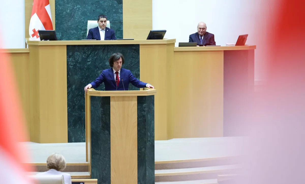 ირაკლი კობახიძე სადავო პარლამენტში ყოველწლიური მოხსენებით წარდგა