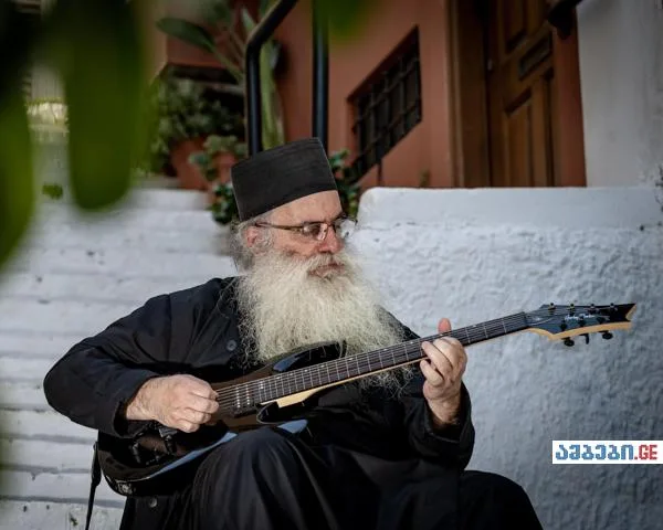 მღვდელი, რომელმაც მეტალი, რეპი და ბიზანტიური გალობა გააერთიანა - ბერძენი სასულიერო პირის უჩვეულო მუსიკალური ისტორია